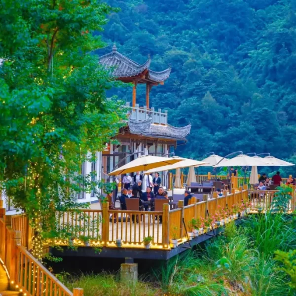 “篁岭一晒，便已知秋”￥2199起『婺源晒秋』双高5日游|三清山&篁岭&景德镇🍁婺源的秋，是有层次的、白墙青瓦的徽派建筑，撞上漫山遍野的红枫、黄柿、金稻