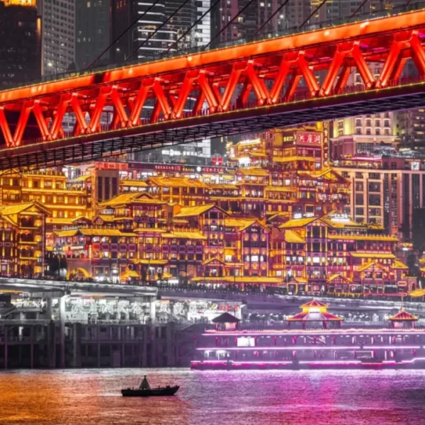 某音、海TikTok常年霸榜的“重庆F4”！讲真的没有人能拒绝重庆！【玩转重庆¥2180元/人起】双飞5日游，引无数游人流连忘返的8D魔幻城市