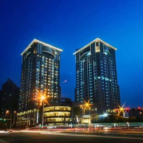 欢度五一！2人起订！【苏州太湖苑度假酒店】499元享2早4正餐，品地道苏帮菜与湖鲜。漫步湿地古镇，饱览湖光山色。