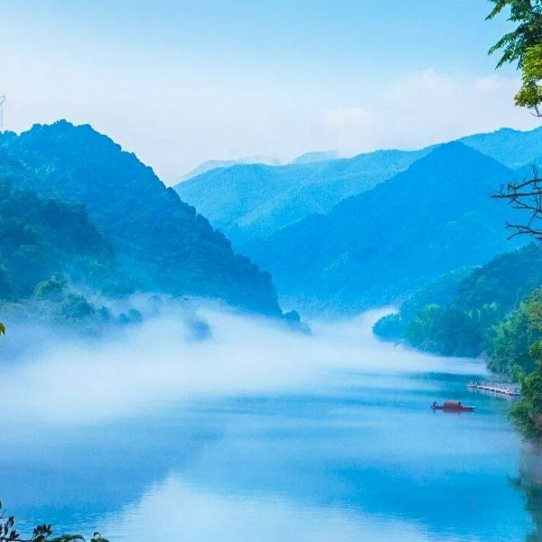 7月26，郴州·仰天湖 莽山五指峰，暑期大放价！网评3钻酒店+0购物0自费+必吃榜特色，乘摄影船入画小东江寻雾，九龙水寨竹筏，东江湖&仰天湖大草原 双航拍，震憾高山莽山五指峰，夏季限定仰天湖大草原