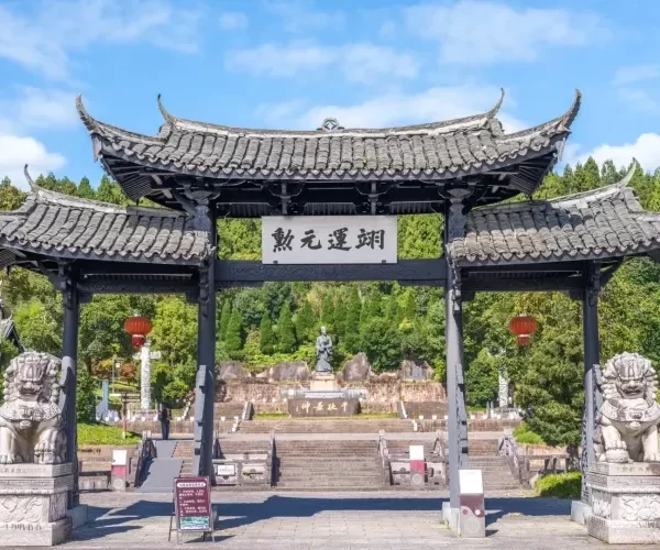 海拔600米！湖景泳池酒店！天顶湖，中华第一瀑，清凉一夏-避暑文成5天4晚之旅599；白天穿短袖，晚上盖被子！55平房间4晚连住·赠4早6正餐·免费棋牌、KTV、泳池、健身房、台球！
