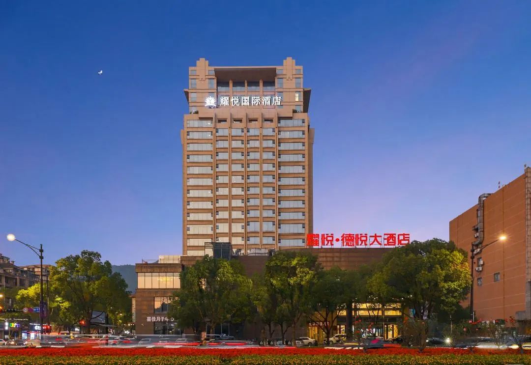 杭州～富阳！送漂流！升级《5 花携程 4 钻酒店连住》直降 200！399！美食·避暑·赠棋牌娱乐丨含2早4正餐，纯玩度假3日！