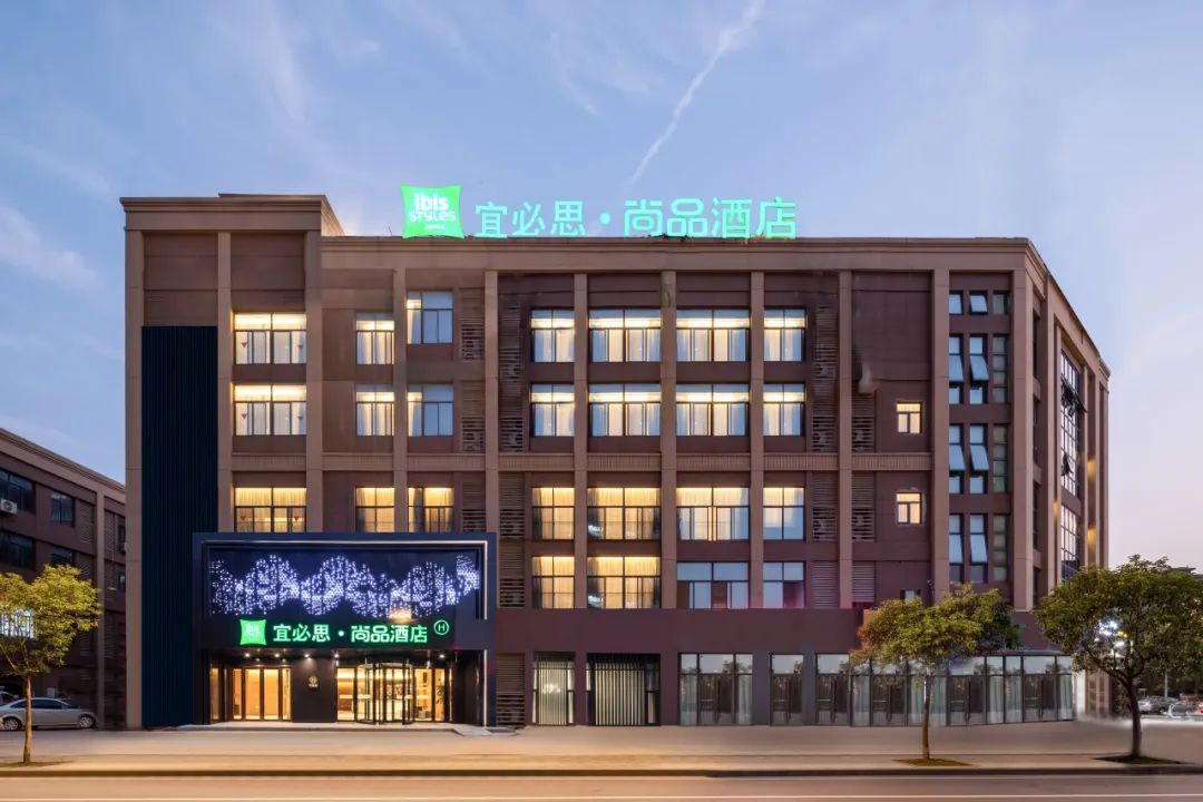 做客南哥【暑期屠榜价】2人起订『南通宜必思尚品酒店大巴往返四日399元/人』8个丰富自助餐30来个品种 饮料畅饮！免费棋牌、唱歌