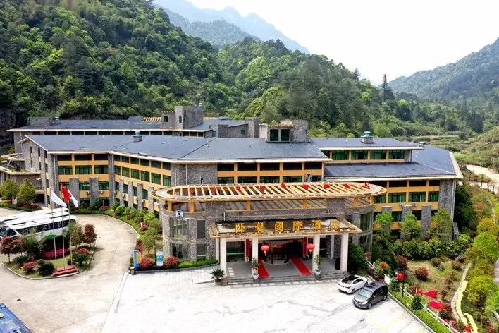 【纯玩：498元❤避暑三清山千米高山❤五星度假跟车游五日】住景区四钻卧龙国际大酒店，游水墨三清山，观玉帘瀑布，逛瓷都，含七正4早，霸王别姬+烤全羊，免费打牌，唱歌，篝火