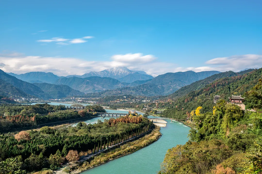7月-10月价格已出【玩转成都】双飞5日，行程升级2+1陆地头等舱，全程网评4钻酒店。地道火锅/风味川菜/川剧变脸表演，成都一点吃喝玩乐