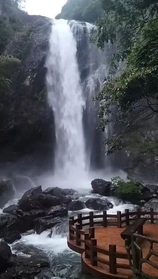 秋染浙东“小台湾”丨“静城”四日漫游！升级携程四钻酒店连住三晚！3早5正餐！雁苍飞瀑、十里红妆、渔村晒秋，沉浸式游玩，邂逅醉美山海秋色，东海重磅开捕-梭子蟹！
