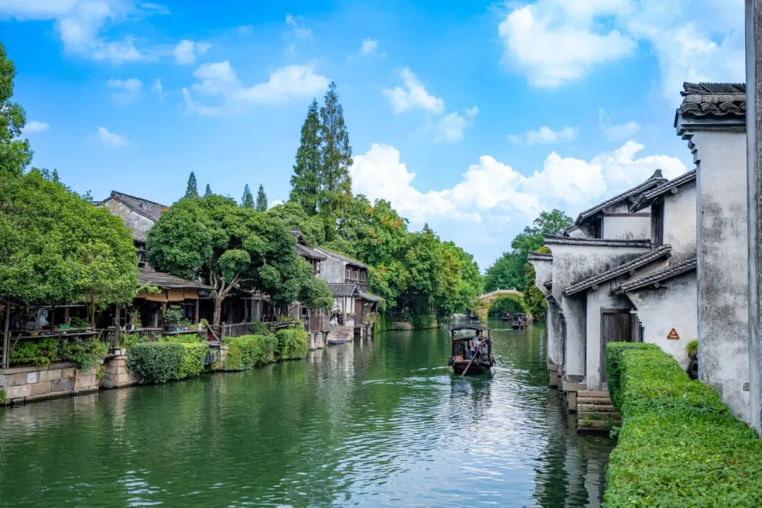 【度假乌镇·4天3晚】仅499元，住云栖度假酒店，含3自助早6正餐，免费棋牌&KTV娱乐！还可以赏乌镇风光，打卡西塘、南浔古镇！