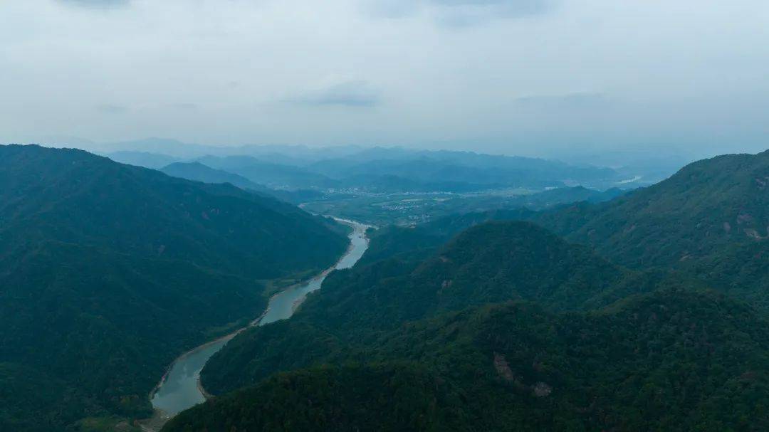 天目山·清凉峰·精品聚会度假·临安5日·599·自带车·门票全送·O自费·4早8正特色餐·铁锅炖大鹅·柳溪江·天目山大峡谷~