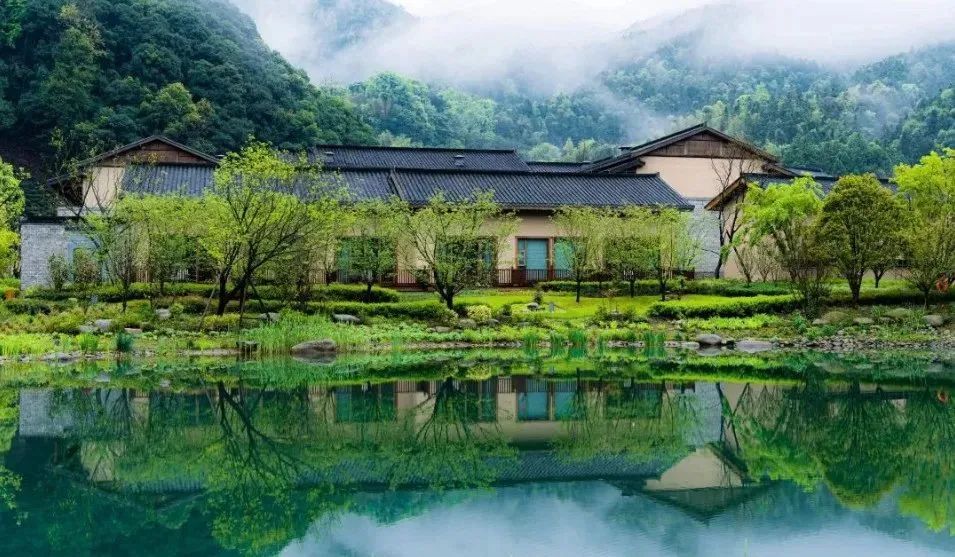 夏季遛娃玩水看这里！高端野奢的【聚龙牯牛降大酒店】享丰盛晚餐，门票景交统统送，环境清幽，溪流潺潺，真正的世外桃源