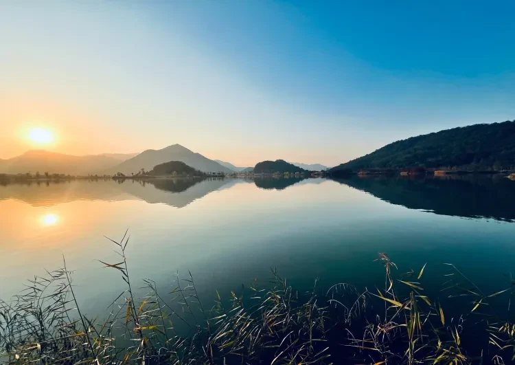 【爆抢：368元❤水城泡汤❤美食航母❤千年湖泊❤花海奇观四日】住五星水城精品酒店，4顿100种扶墙自助，海鲜，烧烤，免费麻将，K歌，船游千年湖泊，观花海，赏塔川秋色，观峡谷瀑布