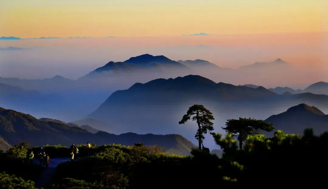 ❤不一样的赣鄱秋色❤望仙谷/庐山/三清山/篁岭晒秋/婺女洲/景德镇/月亮湾竹筏 纯玩双卧6日游
