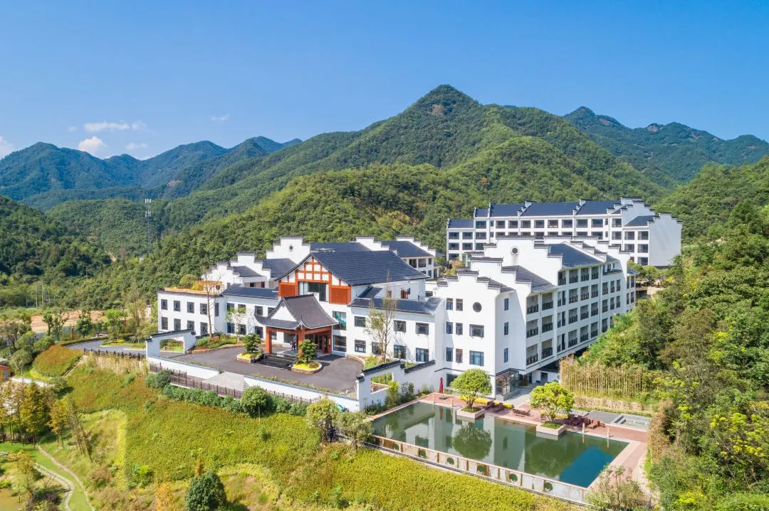 纯玩【五钻酒店·檀溪君澜】免费棋牌K歌，免费酒店温泉泳池，丰盛自助早3+6围桌特色餐，全程跟车四日游