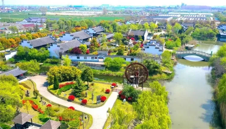 国庆已出：东2-来了绝不亏！399住景区4钻！看演出泡温泉【住4钻景区·演艺·温泉·美食·门票全含三日奢旅】免费棋牌+唱歌！含大型表演【天仙缘】！2晚4钻住在画中梨木客栈！休闲度假三日游！