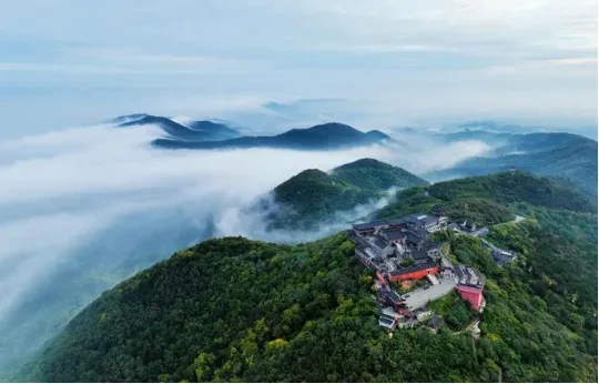 养生圣地 · 镇江五星康养纯玩3日游，含2早4正，入住2晚携程5钻酒店，免费泳池，赠送门票5A茅山景区，夜游千华古村，篝火晚会，周末打铁花，100%纯玩0购物！