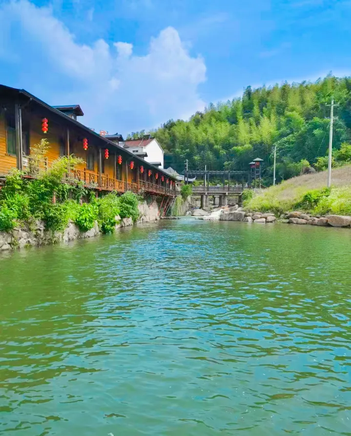 ☞住在温泉里丨299龙隐谷汤泉康养四日游❤住宿特色三层小洋楼❤3早5正餐 餐餐十一菜一汤❤升级一餐烤全羊❤升级两顿扶墙自助❤免费棋牌 免费唱歌