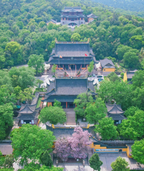 去常熟，逛外贸服装城，吃大闸蟹蕈油面，住五星酒店天铭国际，酒店高端大气上档次，地理位置优越，环境优美，性价比超高~~~