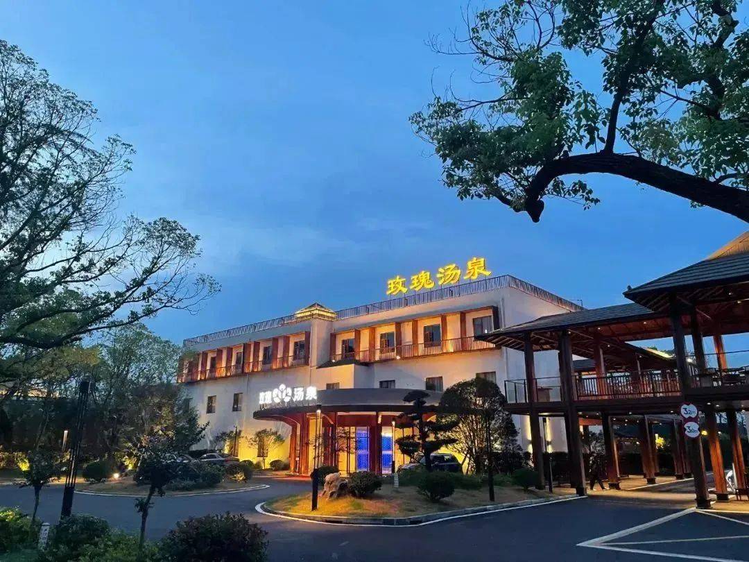 2025【崇明|海上花岛玫瑰庄园酒店】纯玩三天仅498元，含2早4正，赠送价值百元的喜园等五大景点门票，免费棋牌，可体验特色汤泉