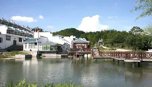 马仁奇峰年夜饭【899元/人马仁山庄楠苑4花酒店汽车4天3晚】篝火晚会-看烟花-3晚连住马仁奇峰景区楠苑-含3早6正-含价值1488元/桌年夜饭