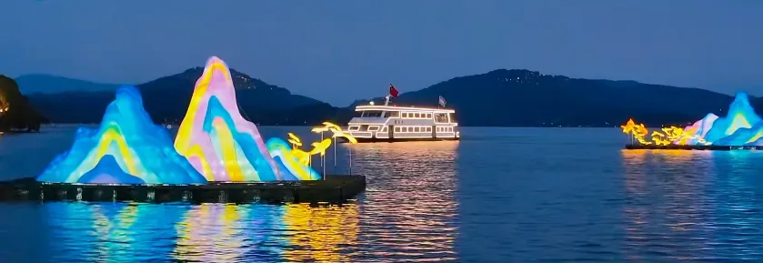 ♥苏东坡笔下的世外桃源《窑湖小镇“日+夜景”498元四日游》天目湖Xhotel腾讯云智慧酒店 ♥赠：窑湖小镇+8桌麻将+升级餐餐十二菜