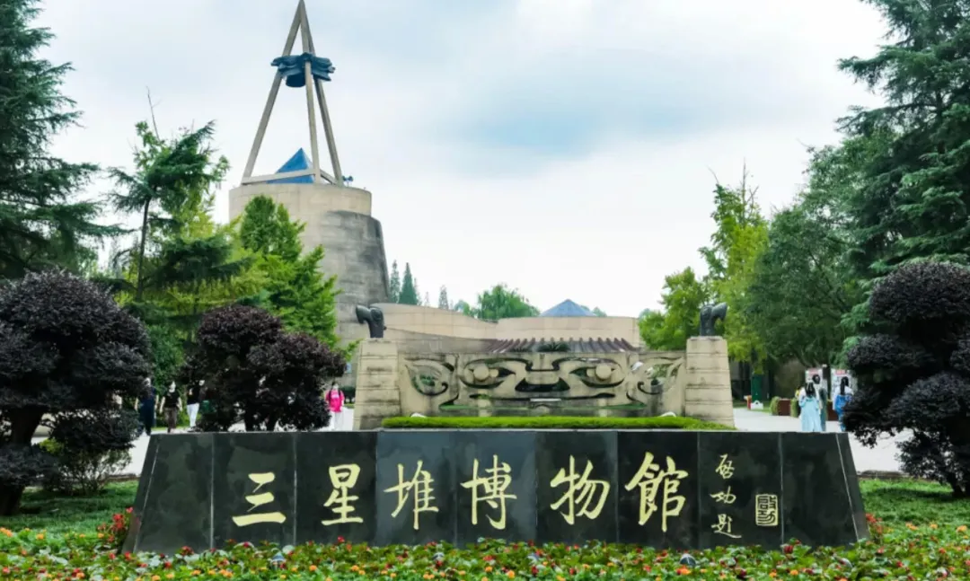 希尔顿❤️四川全景10日2999元❤️三钻+希尔顿【2+1头等舱】九寨沟·黄龙·叠溪海子·都江堰·三星堆·峨眉山·乐山大佛·宽窄巷子·锦里
