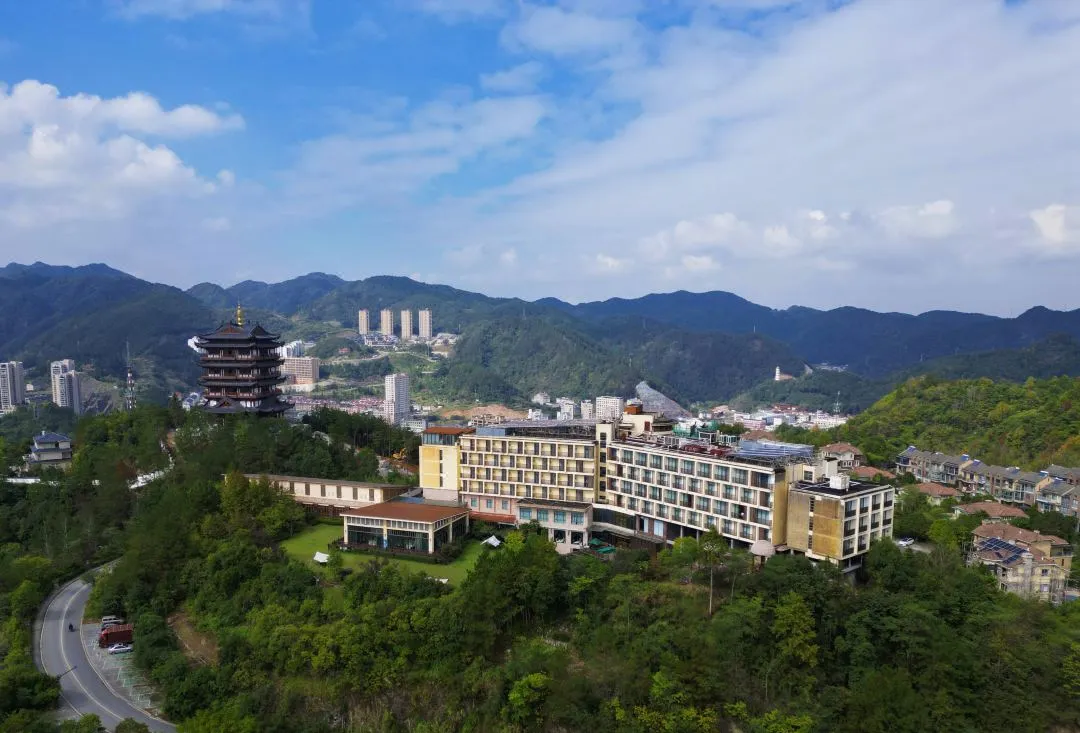 d0fba794d69cd84d18263ce0b54f9a28-sz_129100