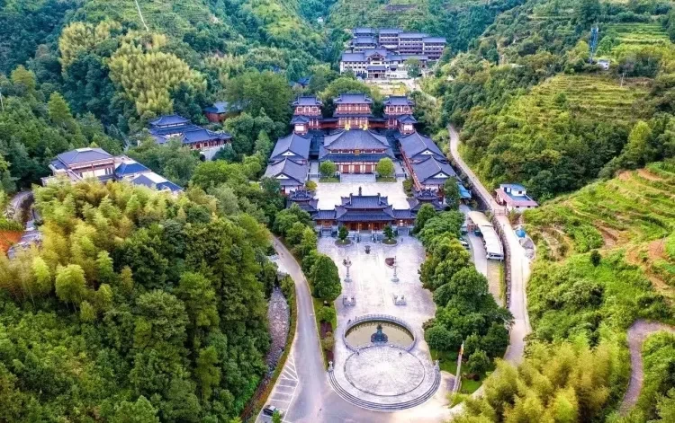 山水之间晒秋色、龙尾滩打卡晒秋、赏“金碧辉煌”银杏！【文成四天三晚赏秋499】含三早五正餐、升级一顿特色伯温家宴！打卡天然氧吧百丈漈！南浦溪晒秋！安福寺赏银杏！棋牌！