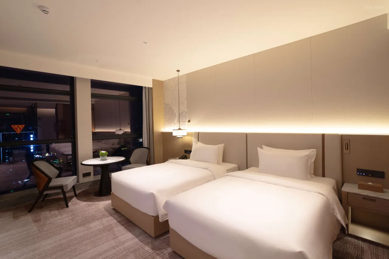 1mc0b12000niuczrn9B02_W_1280_853_R5