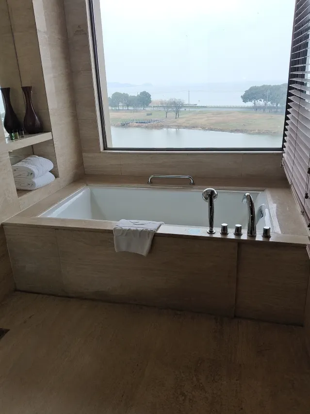 1mc2312000d4tze372741_W_1280_853_R5