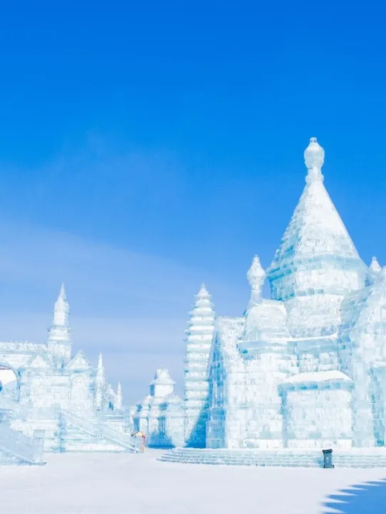 雪国相遇◆梦幻雪乡丨爆款！惠游东三省双飞6日¥2380起丨早鸟预售聚划算丨2+1陆地头等舱｜奔赴一场东北冰雪之约 丨这个冬天等你来