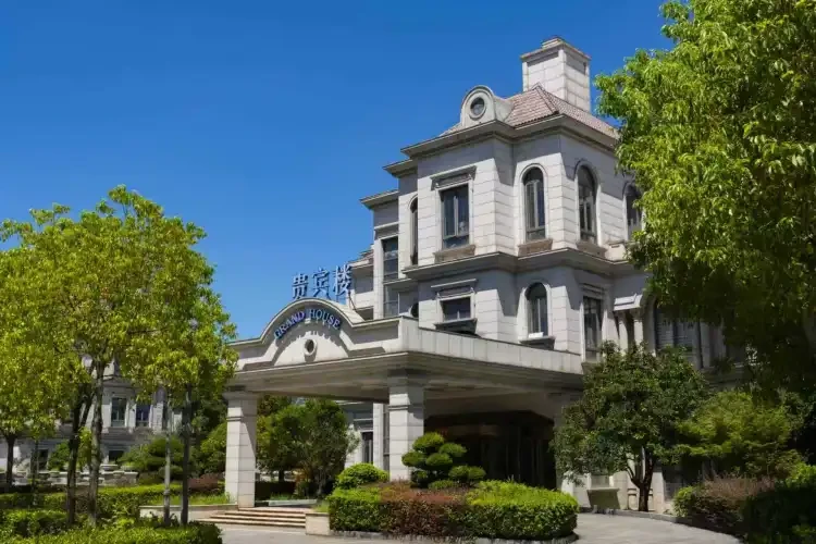 白宫里过年！【仅需499！携程四钻年夜饭3日游】！免费棋牌！免费唱歌！丰盛年夜饭！含景区门票！定慧禅寺+水绘园+华夏电影