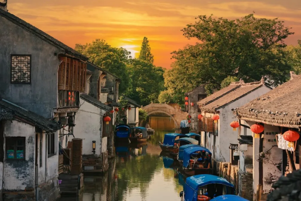 ☞年底劲爆回馈【298元纯玩周庄】古镇3日游❤️餐餐十二菜一汤❤️早餐升级自助早❤️整车赠送6桌麻将◆步行可达周庄古镇