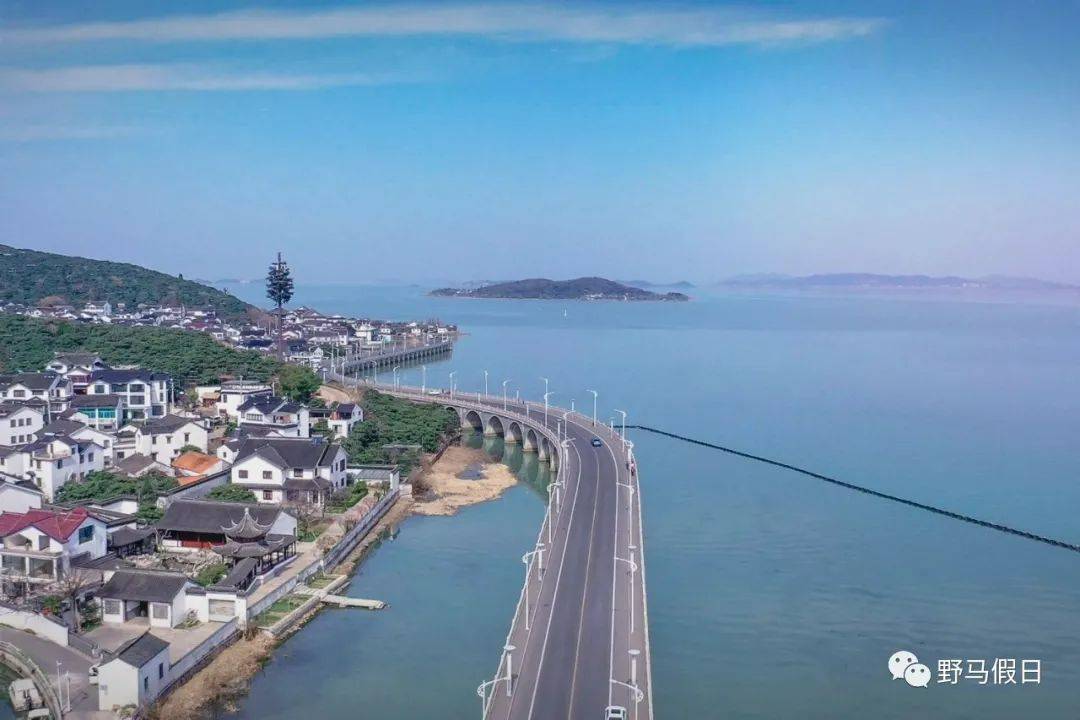 吃东山老鹅、尝东山特色小吃、逛陆巷古镇、打卡网红大桥，就来苏州“小镰仓”——陆巷客栈，认识不一样的姑苏……