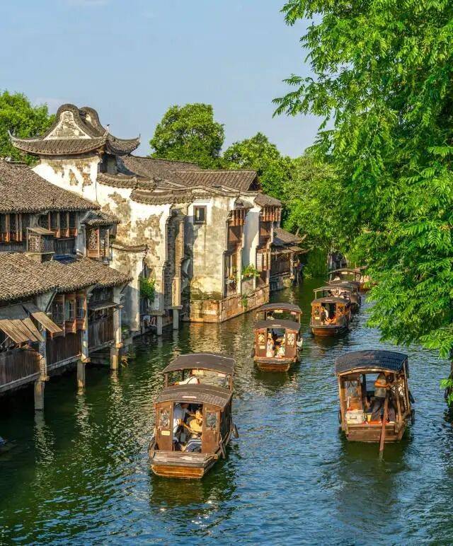 乌镇之畔，全新5.0版本维也纳国际酒店4日聚丨3宿9餐含大巴499元。免费棋牌房、K歌，自由打卡5A乌镇景区，中国最后的枕水人家