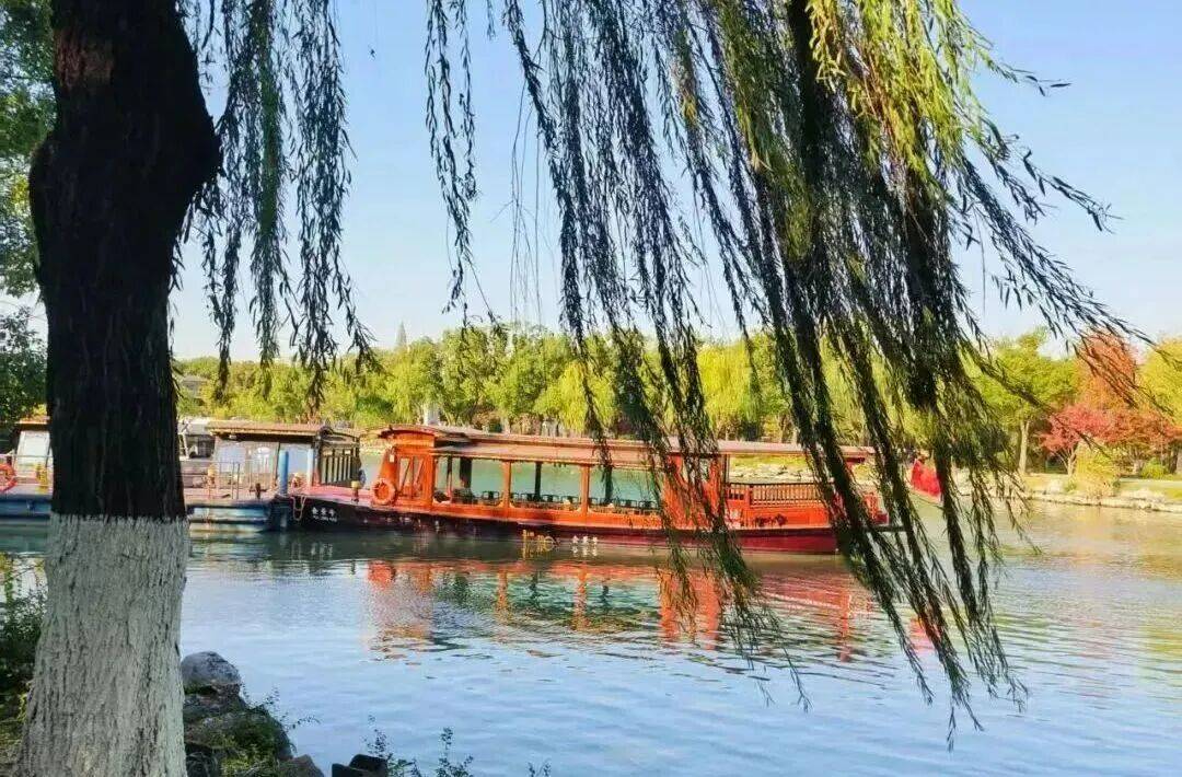 【新年旅行第一站】嘉兴南湖，住文华园酒店，全新装修，丰盛年夜饭+高标正餐，免费棋牌+唱歌，月河老街、子城遗址等免费玩~