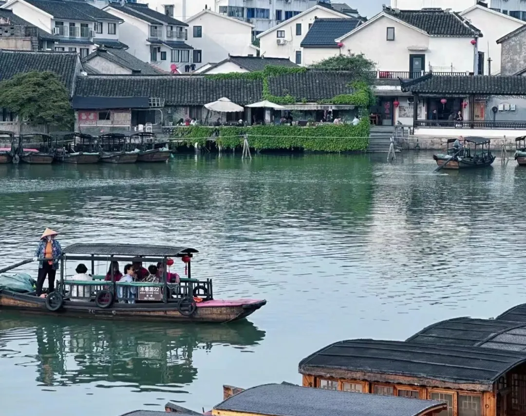 【昆山五钻过大年】【享波龙年夜饭】899元起 昆山金陵大饭店◆2早4正享2688元年夜饭◆免费棋牌KTV◆室内泳池◆放烟花迎新年