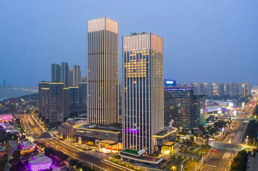 家人们，重大消息！！2026年夜饭自驾有好去处啦！苏州五钻恒力大酒店。只要1499元/人，你就能在这儿享受年夜饭！太湖之畔的繁华，如约而至，尽览东太湖百里风光！