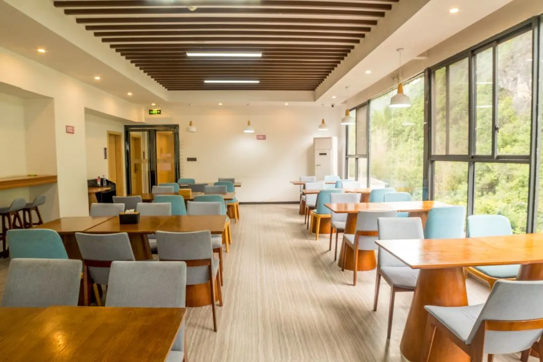 c12badd741f17ce400a3aff4e15d568c-sz_107273