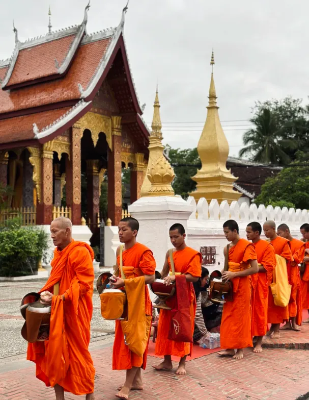 尚品老挝真纯玩 一价全包无自费-全程网评五钻酒店-精华景点：南鹅湖游船+长尾船漂流游南松河+湄公河游船及歌舞晚宴+蓝色泻湖+光西瀑布+僧侣布施+普西山