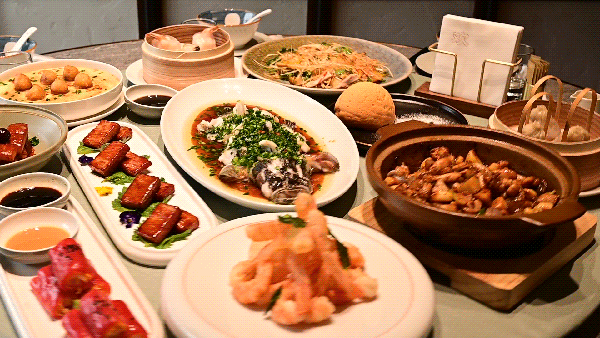 Z7【998元起年夜饭❤横店过大年】随朕进宫过大年！横店影视城✦四星酒店✦送2早3正✦1888元皇家宫廷宴❤逛庙会3日