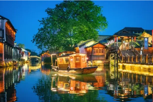 夜宿乌镇五星客栈，深度游乌镇西栅景区，白墙黛瓦，石桥撸影，品古镇美食，赏西栅夜景、坐水乡摇橹船、看民俗表演，躺进江南温柔乡~~