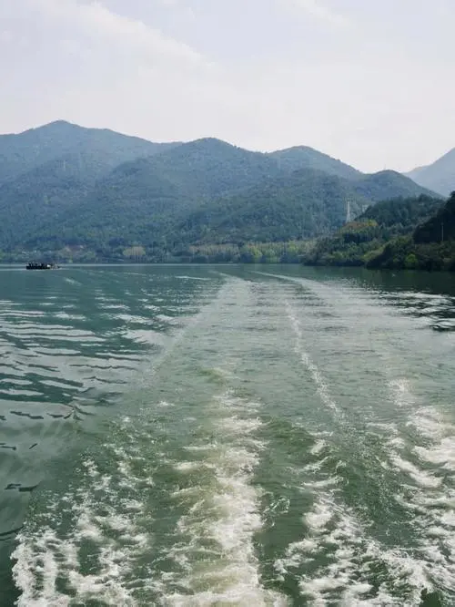 26年浙1-【599元-纯玩元旦跨年檀宫湖畔酒店】相约2026年第一场温泉-邀您一起参加新年晚会-抽奖惊喜不断-乘坐富春江游轮-新年游龙门古镇-新春跨年三日游