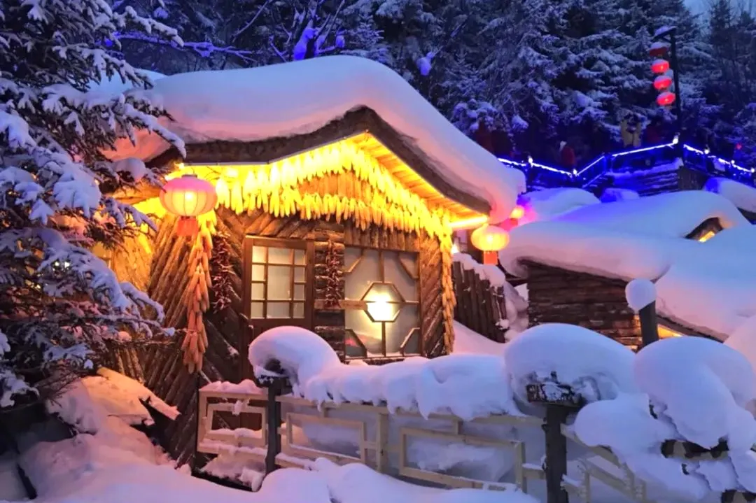 我要去雪乡玩雪！还要到漠河追极光！黄金时刻双飞8日，24人以内豪华小团，玩的精致，吃的地道，轻松解锁雪国顶配体验~