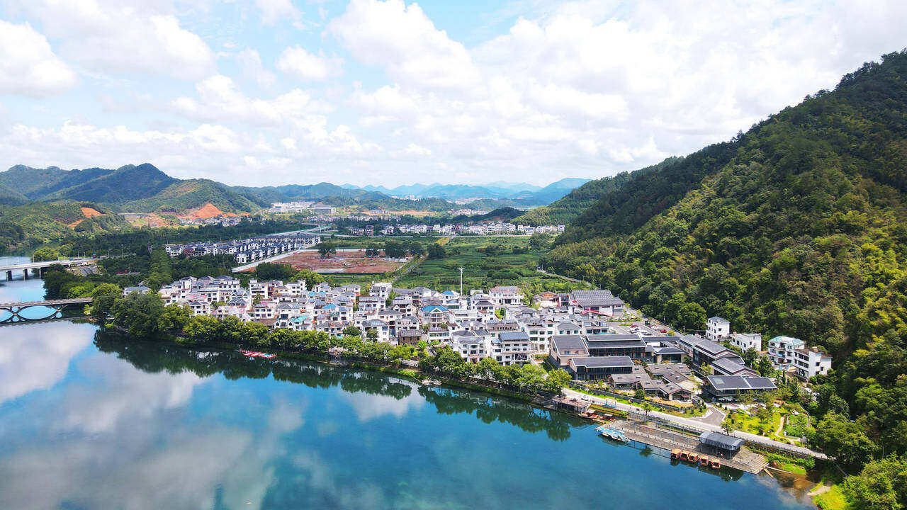 开化政府补贴❤·纯玩4日599❤20人送一桌棋牌❤【 3晚连住挂四酒店：东方大酒店】含3早5正餐❤送景点门票：5A根雕佛国；3A九溪龙门景区；4A花牵谷景区等！