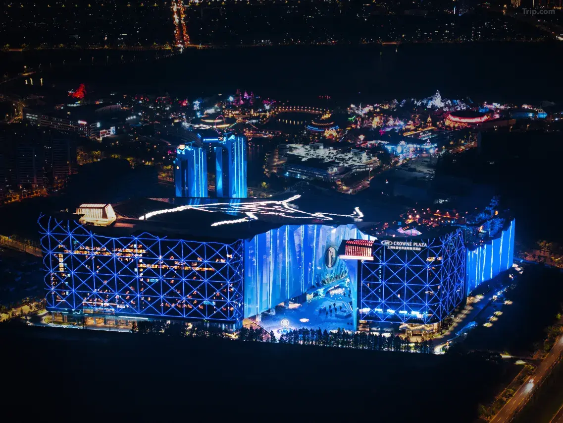 涌动的奇幻雪境 |地铁直达魔都国际五星【洲至奢选上海冰雪世界酒店】3天2晚，799元/人2早2正餐享豪华自助早餐 免费棋牌ktv