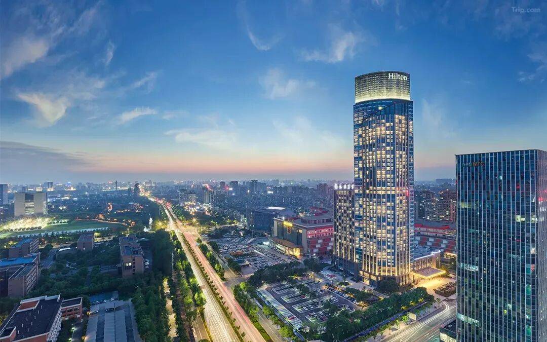 金马聚福！小年夜出发·嘉兴云端地标~奢华国际五星『Hilton·希尔顿酒店』紧邻南湖1299元起 享2餐围桌团圆饭 纯玩三日