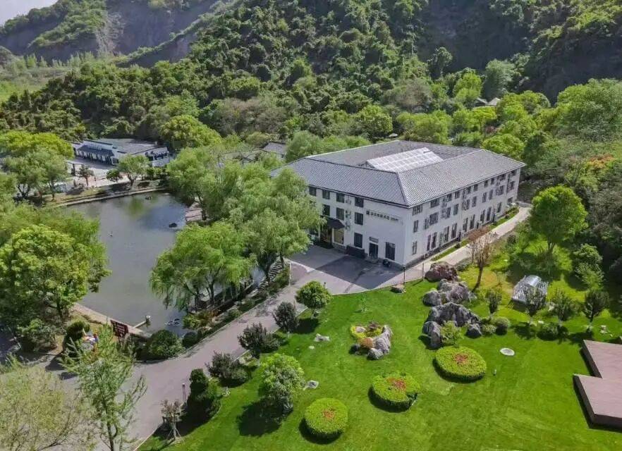 湖山诗画，森灵度假 山野酒店3日聚会499元含大巴丨赠2自助早4正。免费包厢棋牌、K歌。免费打卡灵隐钟声入翠微，西湖潋滟映晴晖