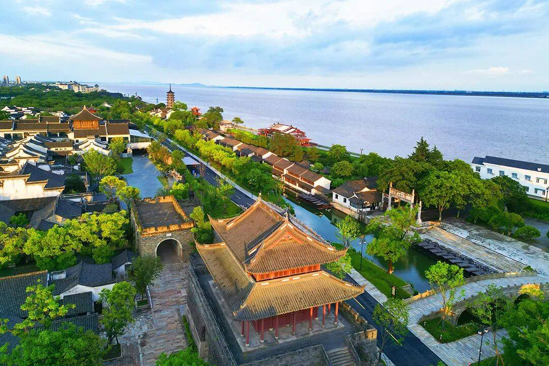 海宁盐官『潮乐之城-五钻宣德门酒店』年夜饭1199元起◆含2早4正享2588围桌年夜饭+初一晚宴◆赠送观潮胜地公园门票◆恒温泳池