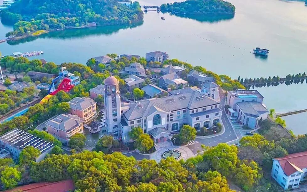 爆款~私享天目湖一线湖景！仅499元4天3晚 溧阳静泊湖景度假酒店，园林别墅式度假！含3早6正餐!免费棋牌、KTV！周边景点众多