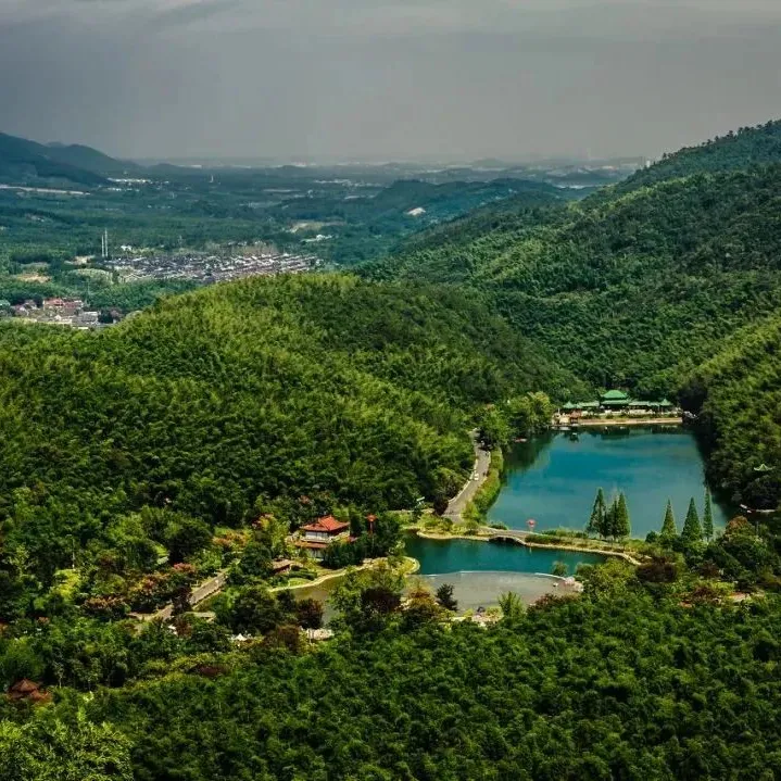 安吉◆桃花源景区内【雷迪森颐墅】3天2晚399元/人◆含2顿自助早餐+4顿酒店正餐◆免费棋牌/卡拉OK◆灵峰山景区景区内豪华4钻