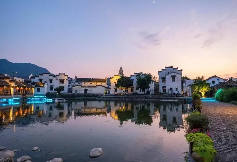 杭州年夜饭【1099元/人杭州5钻富春芳草地度假酒店自驾3天2晚】含2自助早餐2晚餐-免费棋牌KTV-宠物友好酒店